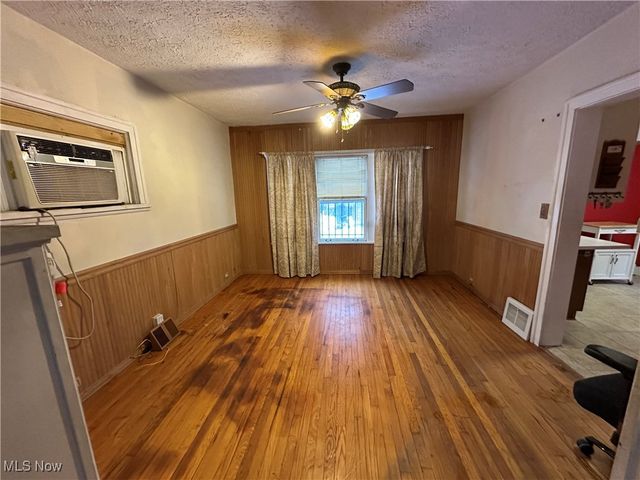 10421 Linnet Avenue, Cleveland, OH 44111