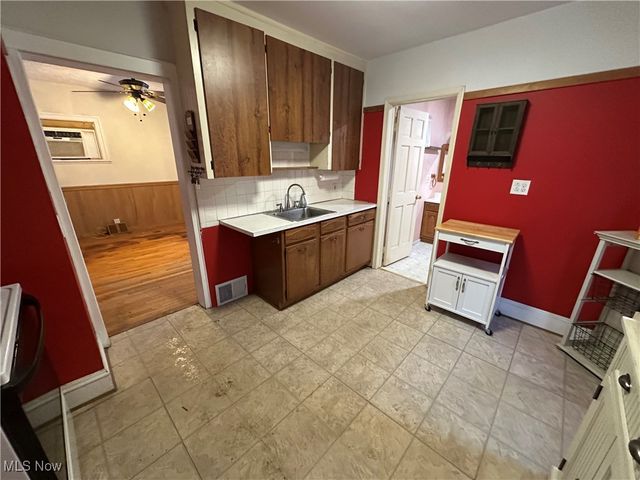 10421 Linnet Avenue, Cleveland, OH 44111