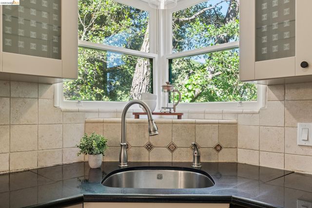 451 Taurus Ave, Oakland, CA 94611