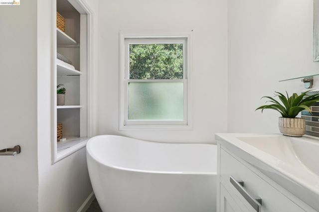 451 Taurus Ave, Oakland, CA 94611