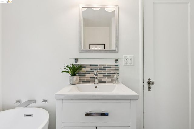 451 Taurus Ave, Oakland, CA 94611