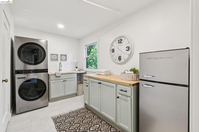 451 Taurus Ave, Oakland, CA 94611