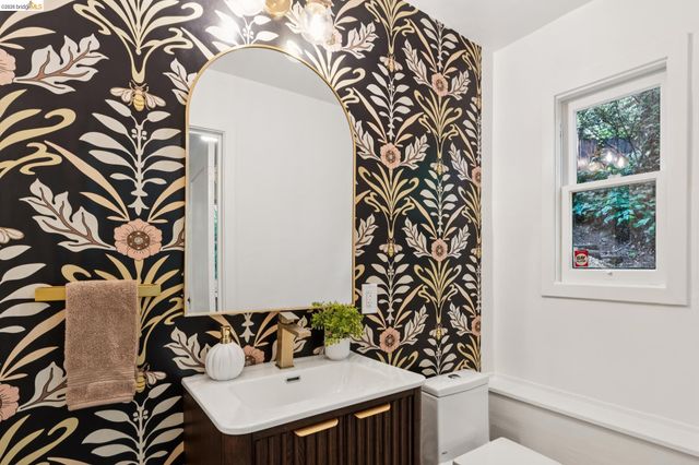 451 Taurus Ave, Oakland, CA 94611