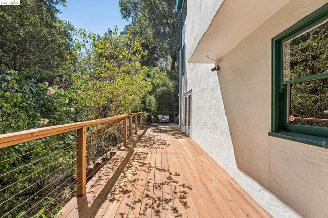 451 Taurus Ave, Oakland, CA 94611