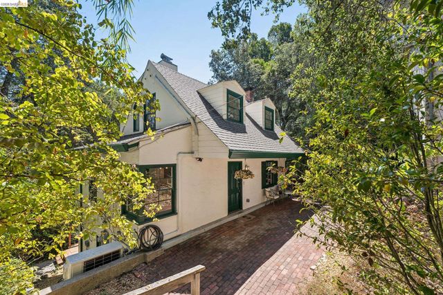 451 Taurus Ave, Oakland, CA 94611