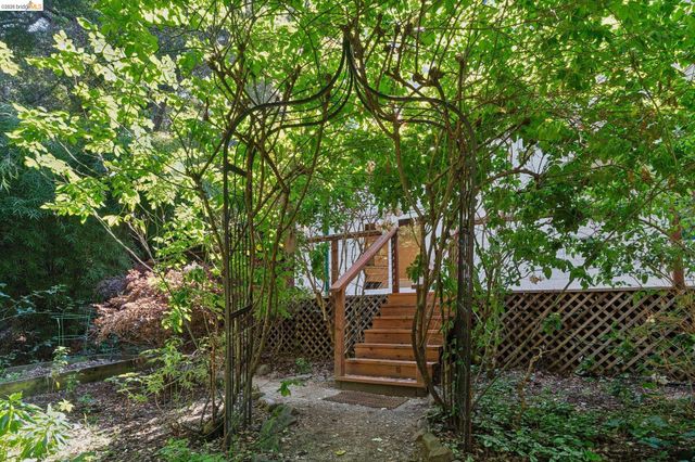 451 Taurus Ave, Oakland, CA 94611