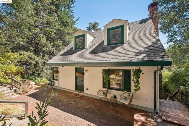 451 Taurus Ave, Oakland, CA 94611