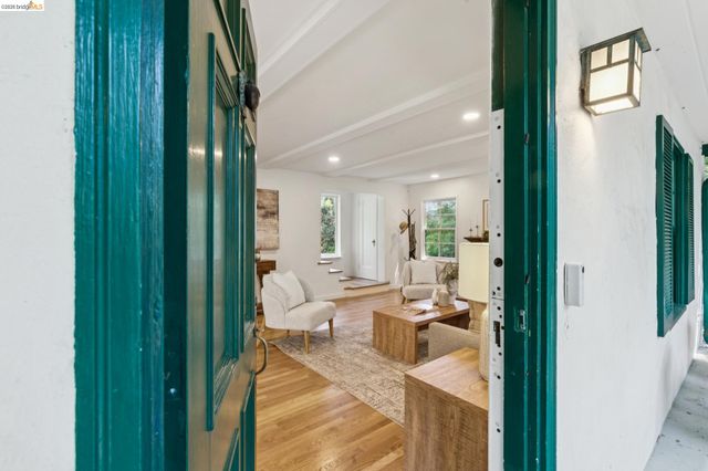 451 Taurus Ave, Oakland, CA 94611