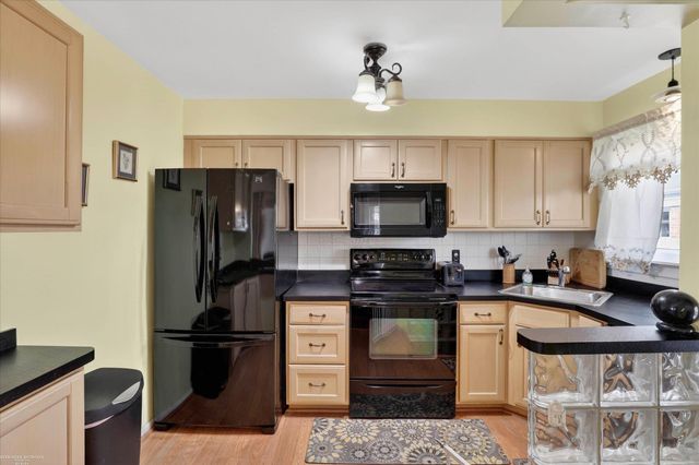 6630 Gahona Avenue, Allen Park, MI 48101