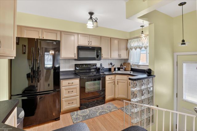 6630 Gahona Avenue, Allen Park, MI 48101