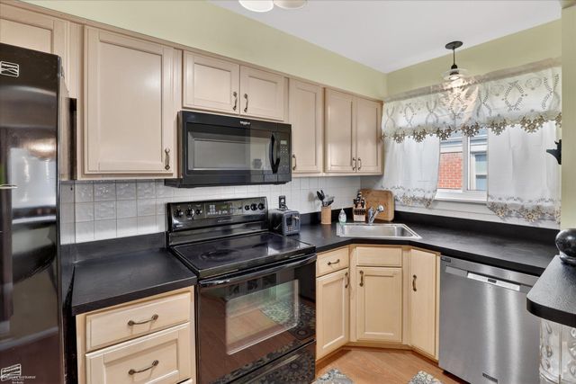 6630 Gahona Avenue, Allen Park, MI 48101