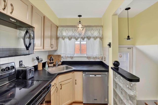 6630 Gahona Avenue, Allen Park, MI 48101