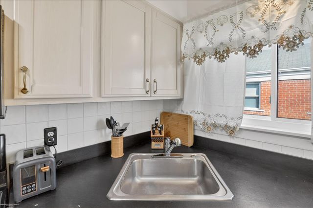 6630 Gahona Avenue, Allen Park, MI 48101