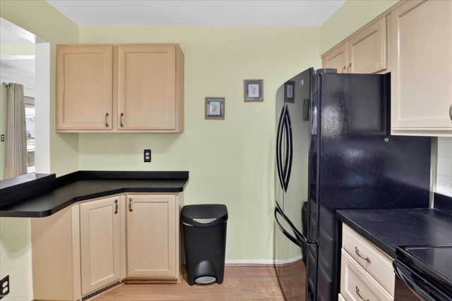 6630 Gahona Avenue, Allen Park, MI 48101