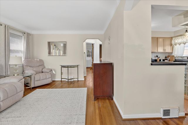 6630 Gahona Avenue, Allen Park, MI 48101