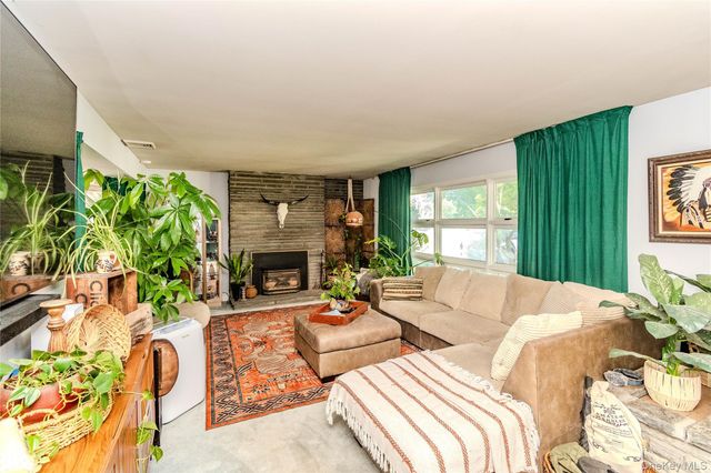 6 Hope Lane, Milton, NY 12547