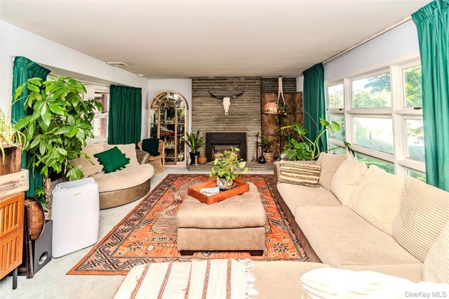 6 Hope Lane, Milton, NY 12547