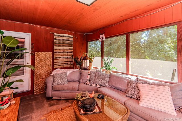 6 Hope Lane, Milton, NY 12547