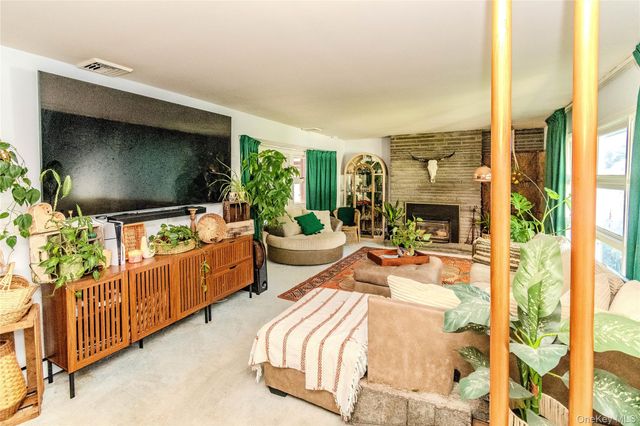 6 Hope Lane, Milton, NY 12547