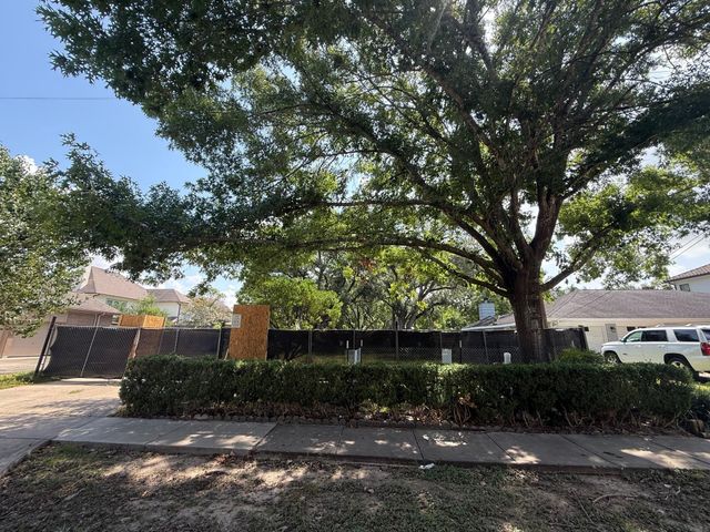 6903 Avenue B, Bellaire, TX 77401