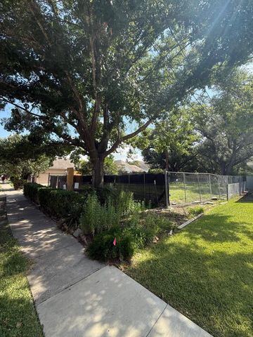 6903 Avenue B, Bellaire, TX 77401