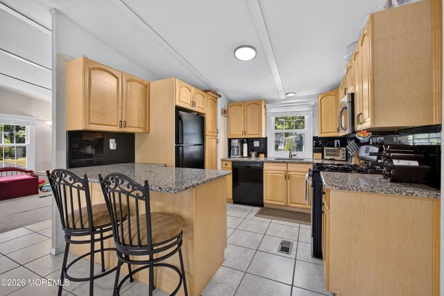 18 Short Oaks Court, Manalapan, NJ 07726