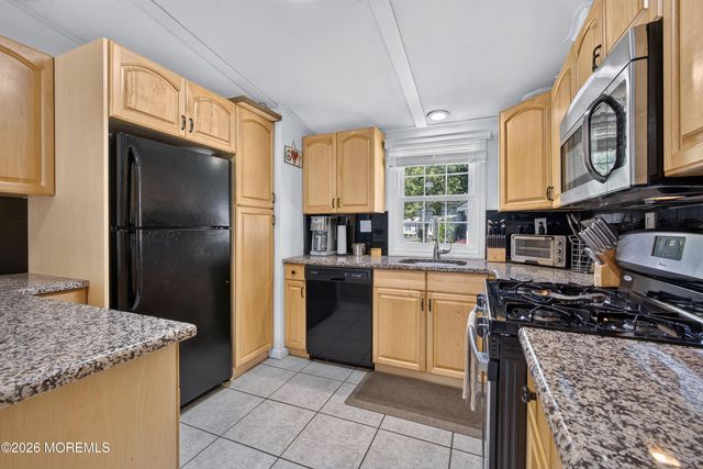 18 Short Oaks Court, Manalapan, NJ 07726