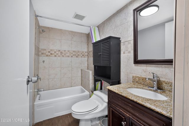 18 Short Oaks Court, Manalapan, NJ 07726