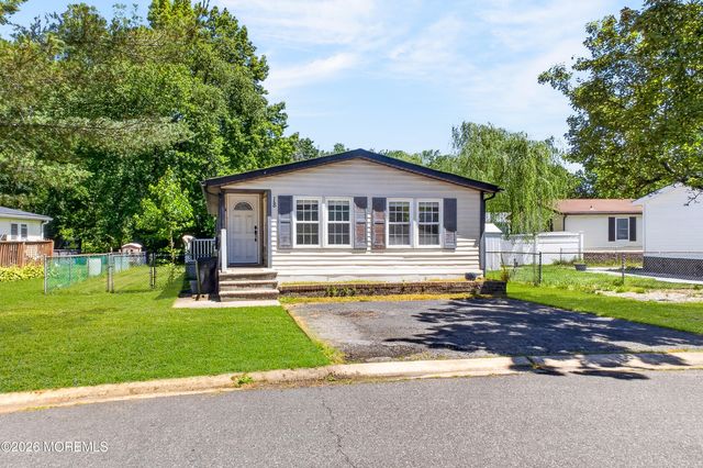 18 Short Oaks Court, Manalapan, NJ 07726