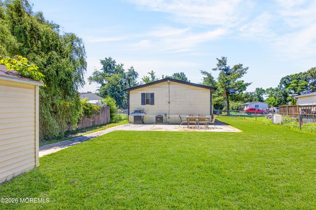 18 Short Oaks Court, Manalapan, NJ 07726