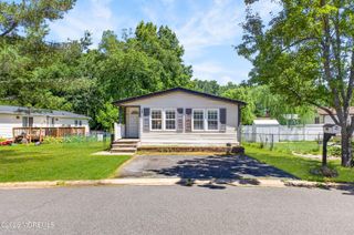 18 Short Oaks Court, Manalapan, NJ 07726