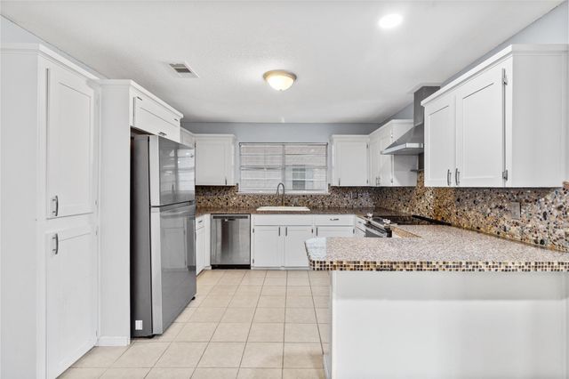 416 E Myrtle Street, Angleton, TX 77515