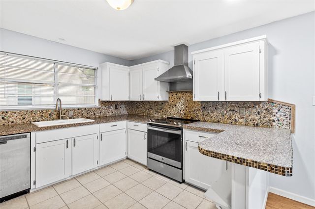 416 E Myrtle Street, Angleton, TX 77515
