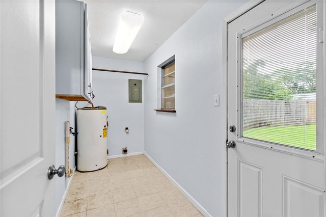 416 E Myrtle Street, Angleton, TX 77515
