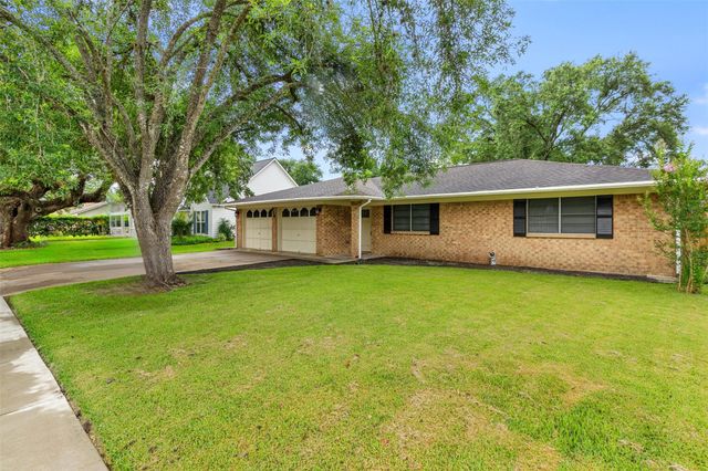 416 E Myrtle Street, Angleton, TX 77515