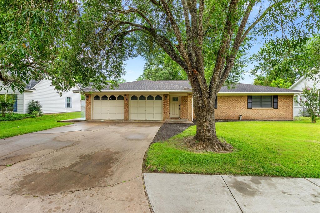 416 E Myrtle Street, Angleton, TX 77515