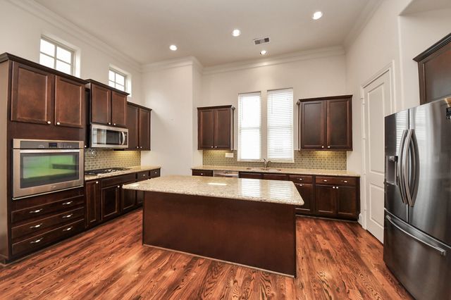 2061 Fannin Station N, Houston, TX 77045