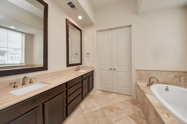 2061 Fannin Station N, Houston, TX 77045