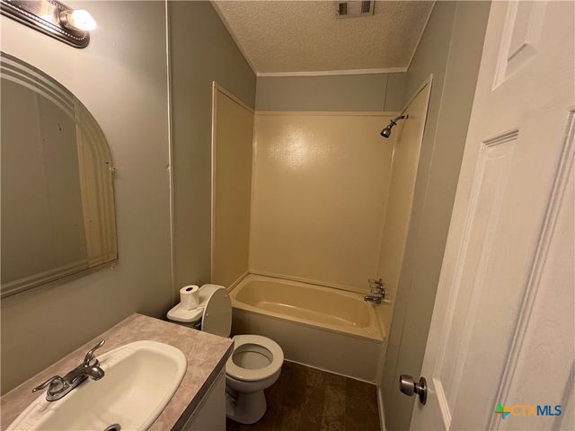 95 Hunters Circle, Victoria, TX 77905