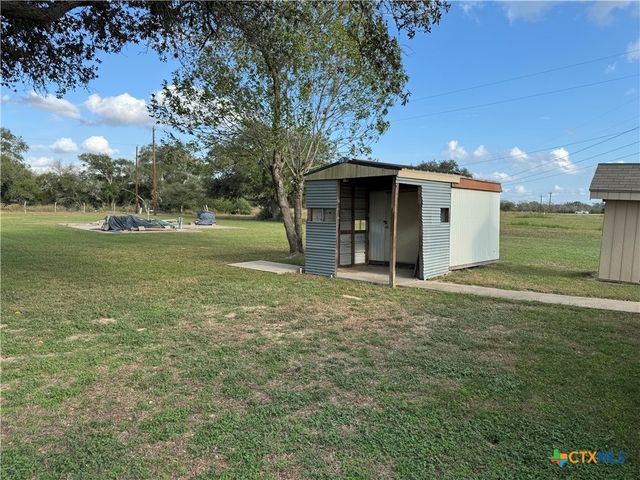 95 Hunters Circle, Victoria, TX 77905