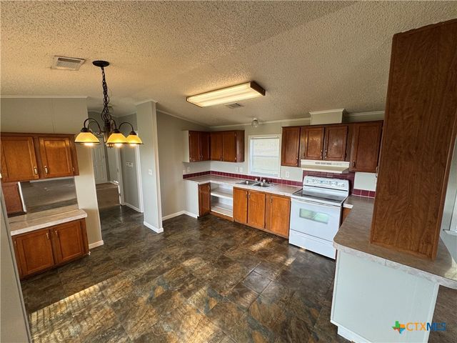 95 Hunters Circle, Victoria, TX 77905