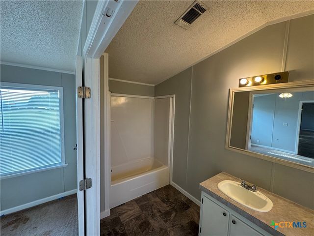 95 Hunters Circle, Victoria, TX 77905