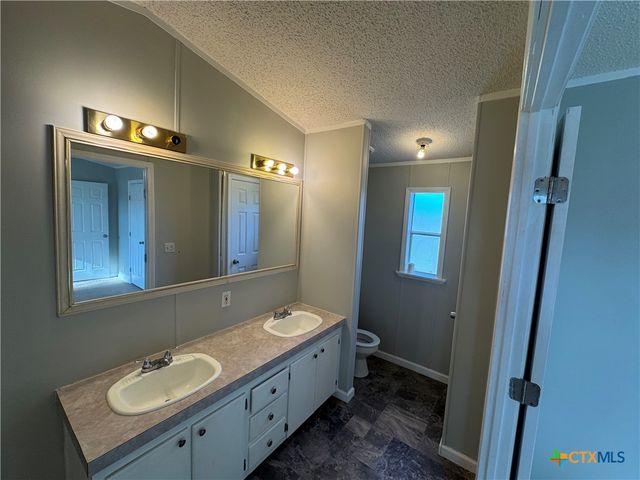 95 Hunters Circle, Victoria, TX 77905