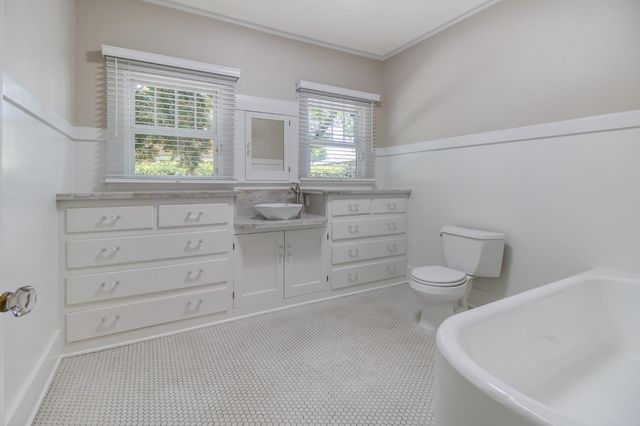 318 California Ave, Oakdale, CA 95361