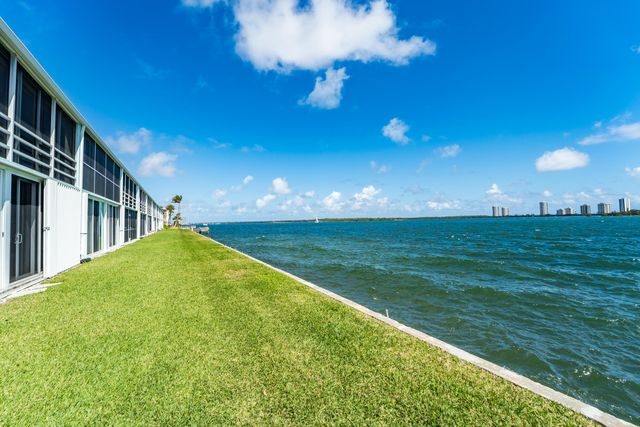 100 Wettaw Lane 6, North Palm Beach, FL 33408