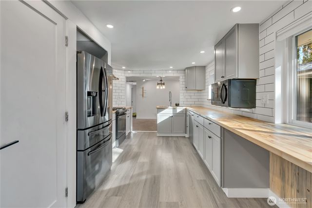 812 Maplewood Avenue W, Kent, WA 98030