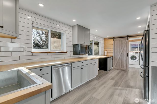 812 Maplewood Avenue W, Kent, WA 98030