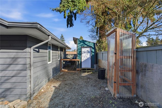 812 Maplewood Avenue W, Kent, WA 98030