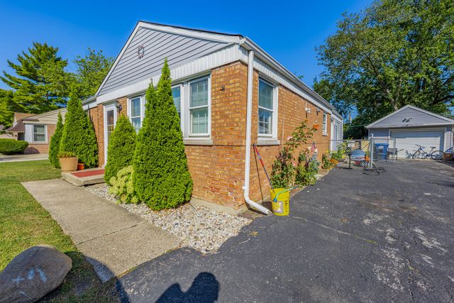 1966 Laura Lane, Des Plaines, IL 60018