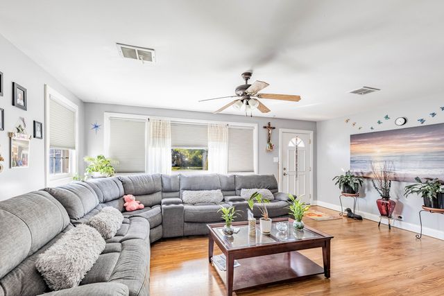 1966 Laura Lane, Des Plaines, IL 60018